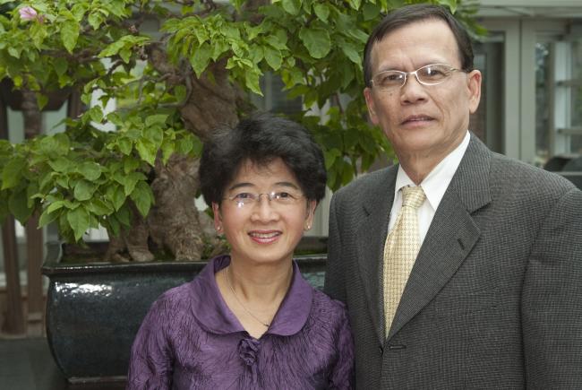 Dr Tang et sa conjointe lors de la cérémonie du don en 2009