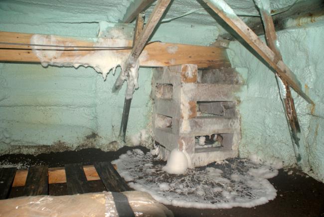 Fondation d’une maison dont les poutres sont abondamment colonisées par du mycélium de mérule pleureuse. Cette maison située dans la région de Rimouski a dû être décontaminée puis démolie en 2016.
