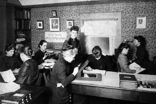 Astronomers working for Edward Pickering at the Harvard University Observatory. Henrietta Swan Leavitt is third from the left.