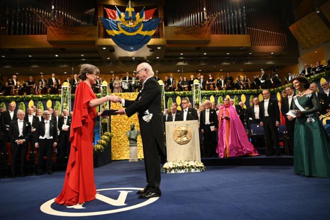  Donna Strickland receives her Nobel Prize from Carl XVI Gustaf, King of Sweden, on December 10, 2018.