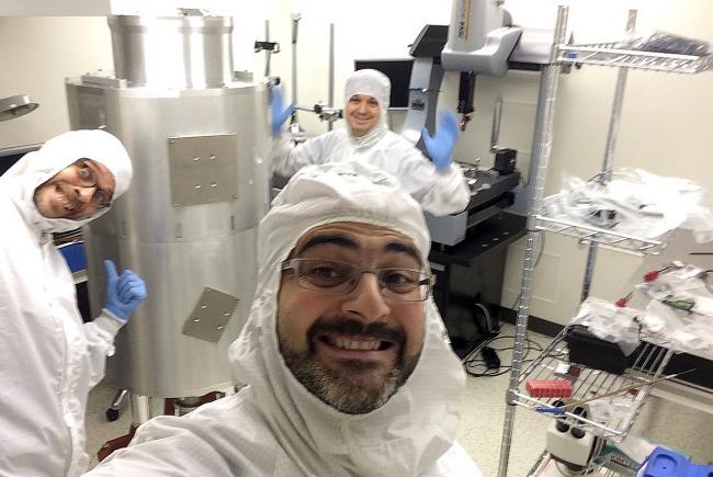 Test cryogénique du spectromètre SPIRou en salle blanche. On aperçoit Olivier Hernandez en avant plan, ainsi que, de gauche à droite : Loïc Albert et Philippe Vallée.