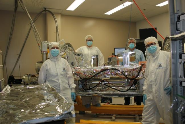 L'équipe canadienne termine la mise au point du spectromètre NIRPS dans les laboratoires de l'Université Laval.