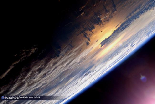 Coucher de soleil sur l'Océan Pacifique vu depuis la Station spatiale internationale.