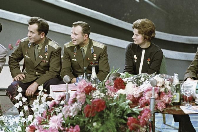 Left to right: cosmonauts Pavel Popovich, Yuri Gagarin and Valentina Tereshkova in January 1964. Left to right: cosmonauts Pavel Popovich, Yuri Gagarin and Valentina Tereshkova in January 1964.