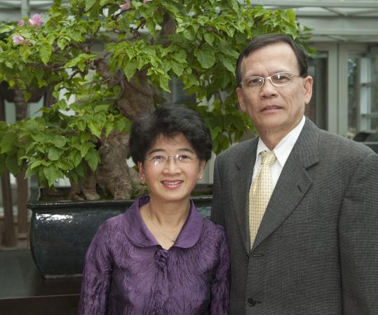 Dr Tang et sa conjointe lors de la cérémonie du don en 2009