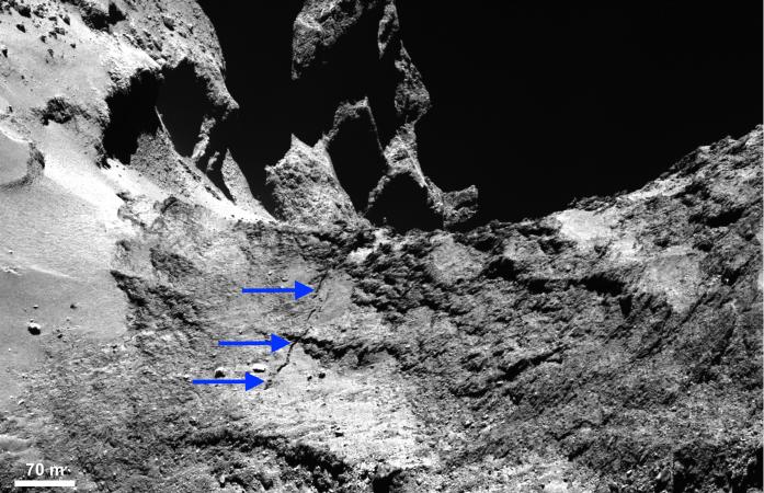 La longue fissure située entre les deux lobes composant la comète Tchouri.