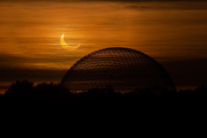 La Biosphère lors de l’éclipse du 10 juin 2021.