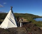 Fumoir à poisson construit par les jeunes Inuit.e.s et Cri.e.s au parc national Tursujuq à l&#039;été 2017.