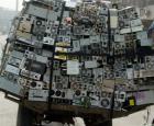 Camion surchargé de déchets électroniques © Greenpeace