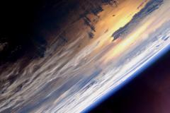 Coucher de soleil sur l'Océan Pacifique vu depuis la Station spatiale internationale.