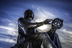 Statut Copernic devant le Planétarium Rio Tinto Alcan