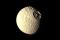 Gros plan de Mimas pris par Voyager 1. Une ressemblance frappante avec l’Étoile de la mort dans le film La guerre des étoiles.