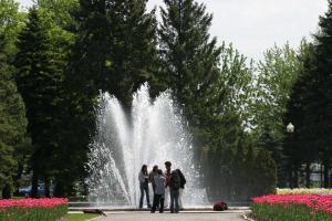 Visiteurs devant la fontaine des Jardins d&#039;accueil au Jardin botanique de Montréal