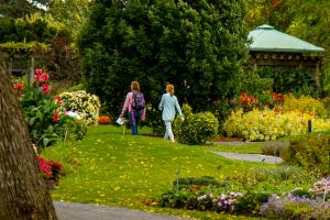 Visitors to the Botanical Garden