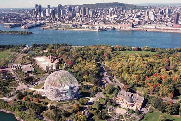 Vue aérienne de l’Île Sainte-Hélène et de la Biosphère avec le centre-ville de Montréal en arrière-plan.