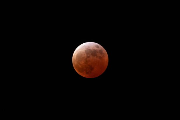 Éclipse lunaire totale photographiée à Victoria (Colombie-Britannique) en mars 2025