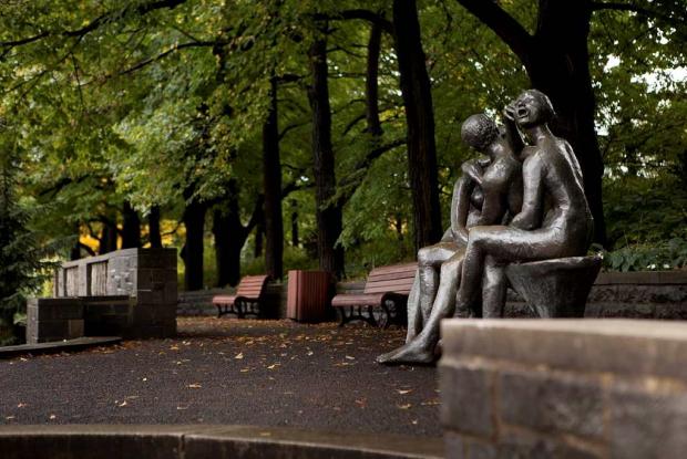Le banc des amoureux, un oeuvre de Léa Vivot