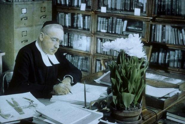 Frère Marie-Victorin à son bureau.