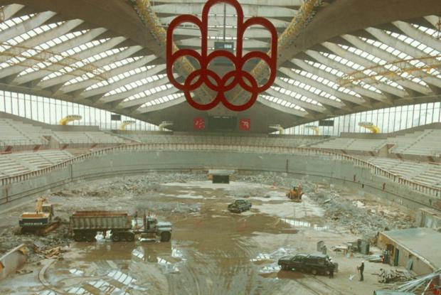 Olympic rings in the Biodôme under construction.