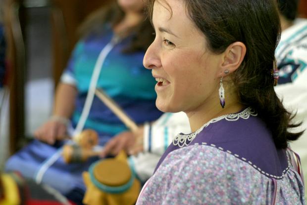 Des femmes mohawks interprètent des chants traditionnels.
