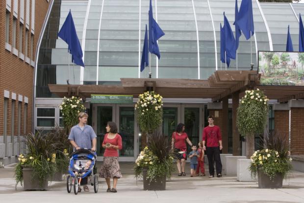 A family visits the Gardens.