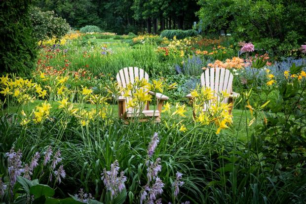 Vue générale du ruisseau fleuri avec chaises Adirondack 