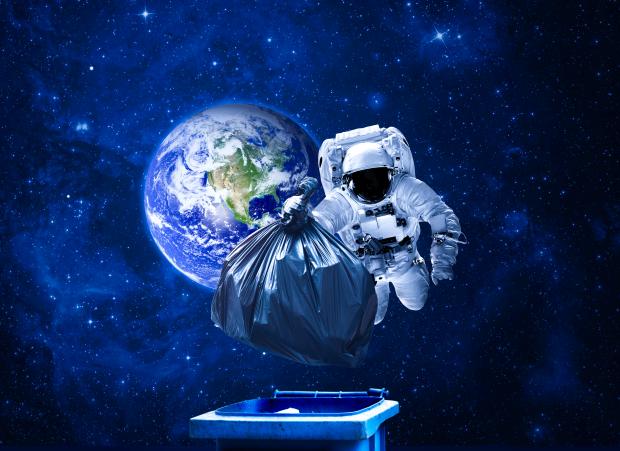 Un astronaute jette des déchets.