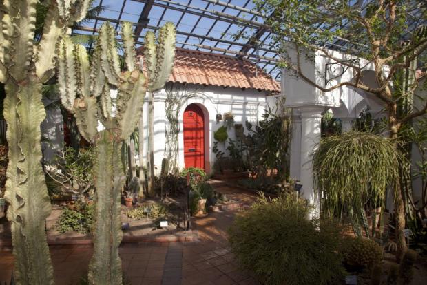 Le décor de l'Hacienda évoque les cours intérieurs d'un jardin hispanique.