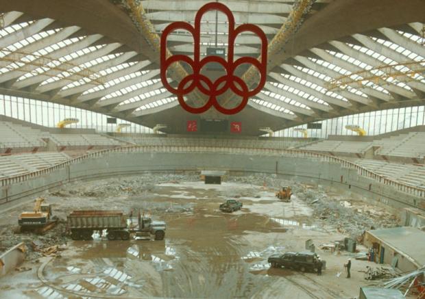 Des anneaux olympiques apparaissent dans le Biodôme en construction.