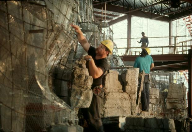 Des ouvriers s'affairent à la construction du Biodôme.
